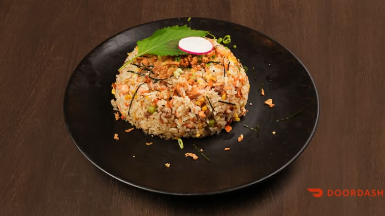 UD28. Salmon Pan- Fried Rice 三文鱼炒饭